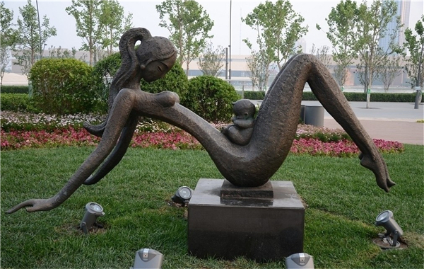 抽象母愛雕塑.jpg 抽象母愛雕塑.jpg