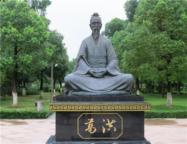 古代名醫(yī)雕像.jpg 古代名醫(yī)雕像.jpg