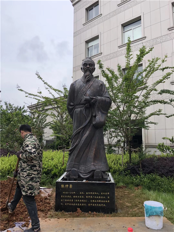 名醫(yī)張仲景雕塑.jpg 名醫(yī)張仲景雕塑.jpg