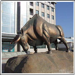 廣場(chǎng)開荒牛雕塑